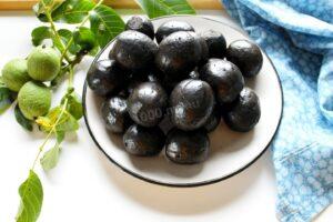 Green walnuts jam